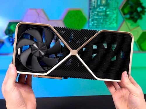 Видеокарта в руках на фоне технологий, крупный план вентилятора и радиатора.