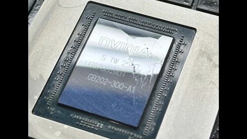 Оверклокер случайно сжигает лимитированную MSI RTX 5090 Lightning Z во время разгона