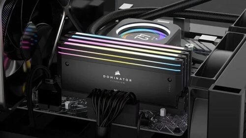 Компьютерная память с RGB-подсветкой, установленная на материнскую плату.