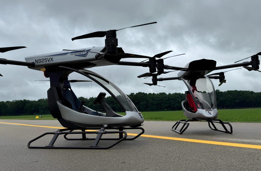 Два футуристических эйр-мобиля на взлетной полосе в облачную погоду.