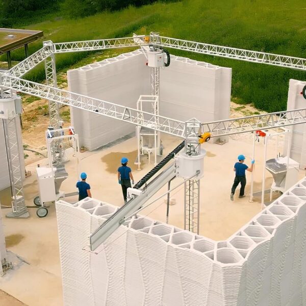 Лента новостей 71 3D-печать дома на строительной площадке, работники в касках.