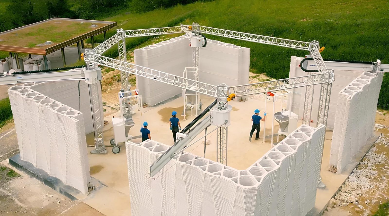 3D-печать дома на строительной площадке, работники в касках.