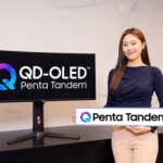 Монитор QD-OLED Penta Tandem на столе, человек держит логотип.