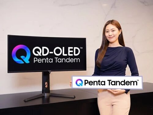Монитор QD-OLED Penta Tandem на столе, человек держит логотип.