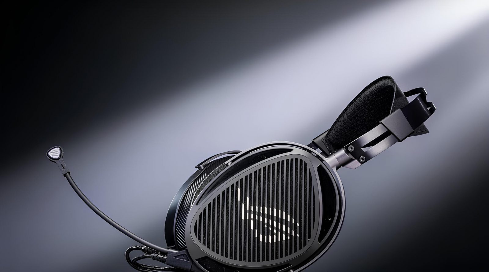 Планарный звук для геймеров: гарнитура ROG Kithara 3 Наушники с микрофоном, освещённые на тёмном фоне.