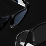 Очки PlayStation: стильный черный дизайн на темном фоне.