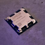 AMD Ryzen 7950X3D процессор на сером фоне, мощный чип для производительных ПК.