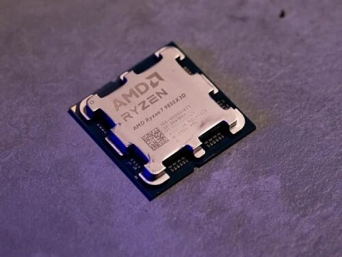 AMD Ryzen 7950X3D процессор на сером фоне, мощный чип для производительных ПК.