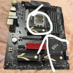 Материнская плата MSI PRO Z490-A WiFi крупным планом с выделенным процессорным разъёмом.