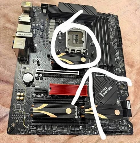 Материнская плата MSI PRO Z490-A WiFi крупным планом с выделенным процессорным разъёмом.