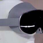 Виртуальная реальность: очки на манекене, вид сбоку.