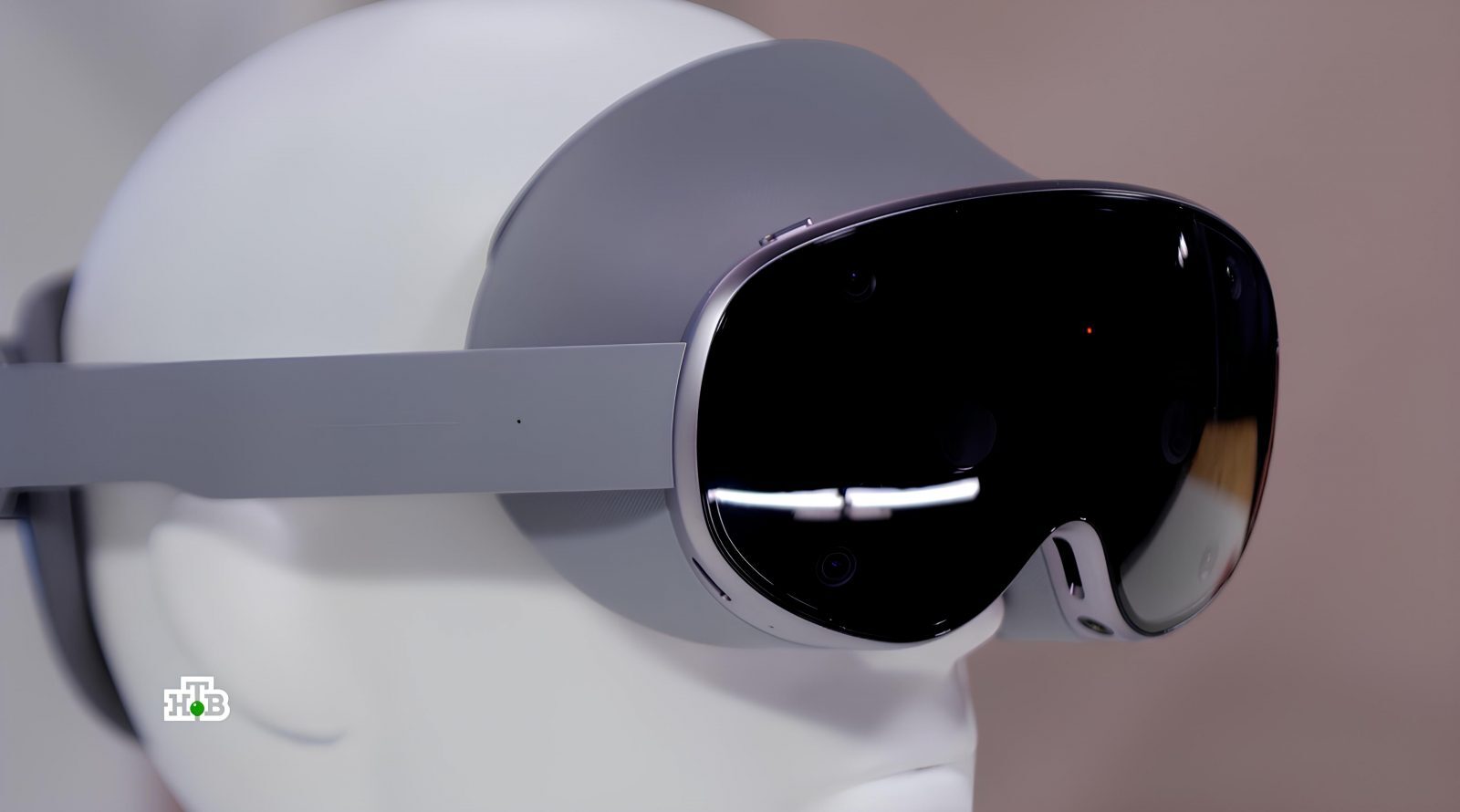 Виртуальная реальность: очки на манекене, вид сбоку.