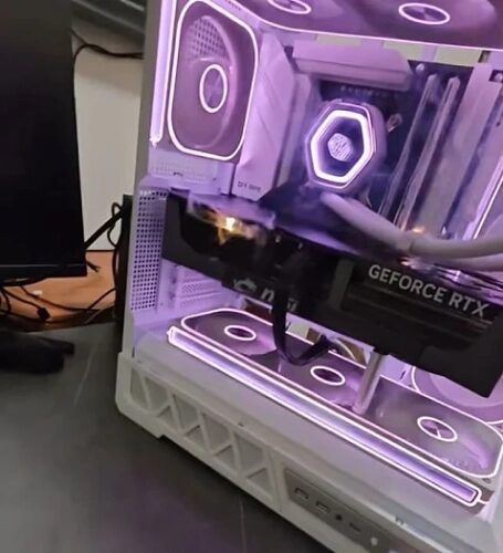 Пользователь запечатлел момент возгорания игрового флагмана GeForce RTX 5090 Пользователь запечатлел момент возгорания игрового флагмана GeForce RTX 5090