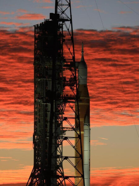 Ракета на стартовой площадке на фоне красочного заката.