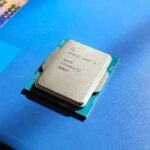 Процессор Intel Core i9 на синем фоне, вид сверху.