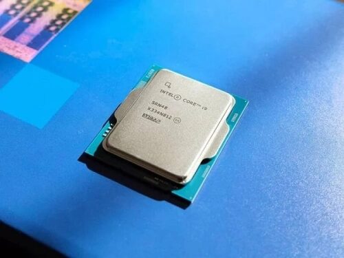 Процессор Intel Core i9 на синем фоне, вид сверху.