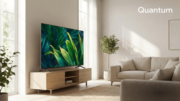 Современная гостиная с большим телевизором и уютным диваном.