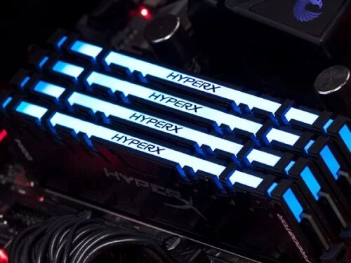 Модули оперативной памяти HyperX с подсветкой в материнской плате ПК.