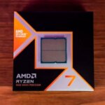 Упаковка процессора AMD Ryzen 7, серия 5000, на деревянной поверхности.