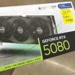 Упаковка видеокарты PNY GeForce RTX 5080 с характеристиками и ценником.