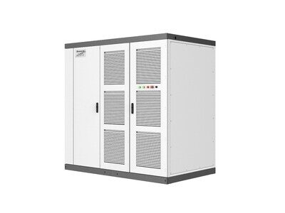 Белый электрический шкаф уличного размещения с вентиляционными решётками.