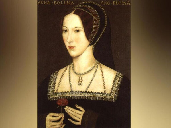 Портрет женской фигуры в средневековом наряде с буквой B на ожерелье.