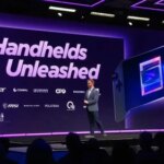 Презентация устройства на экране, мужчина на сцене, надпись "Handhelds Unleashed".