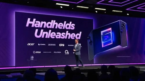Презентация устройства на экране, мужчина на сцене, надпись "Handhelds Unleashed".