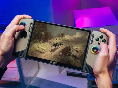 Слух: портативные консоли на процессорах Intel будут ограничены памятью LPDDR5x-8533 1 Игровая портативная консоль MSI в руках, на экране игра в фантастическом мире.