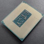 Процессор на сером фоне, вид сзади. Компьютерные технологии, микроэлектроника.