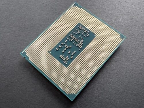 Процессор на сером фоне, вид сзади. Компьютерные технологии, микроэлектроника.