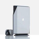 Белая игровая приставка PlayStation с контроллером на светлом фоне.