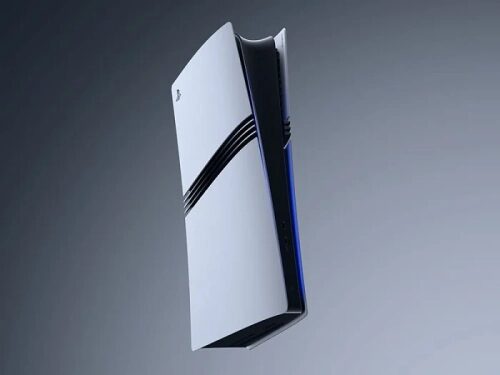 Консоль PlayStation 5 на сером фоне, вид сбоку.