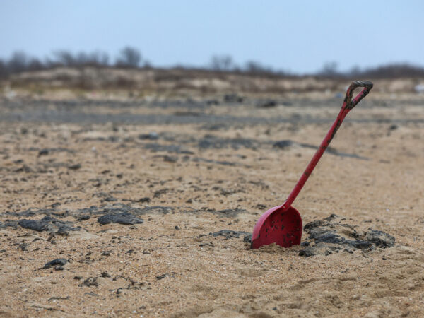 Красная лопата в песчаной пустыне, пасмурная погода.