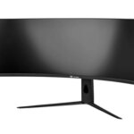 Изогнутый ультраширокий монитор на черной подставке, вид спереди.