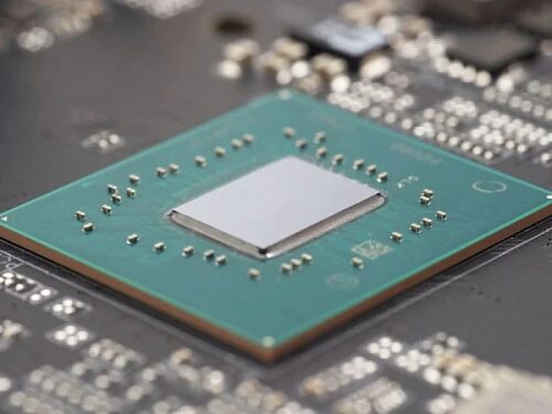 Крупный план микрочипа на материнской плате. Технологии и электроника.