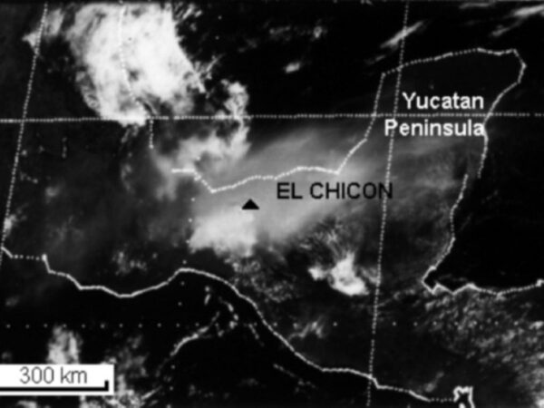 Спутниковое изображение извержения вулкана Эль-Чичон рядом с полуостровом Юкатан.