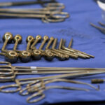 Хирургические инструменты на стерильном покрытии, готовые к использованию в операции.