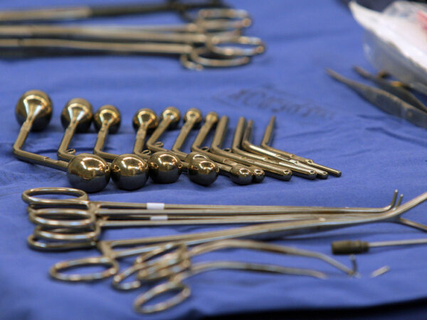 Хирургические инструменты на стерильном покрытии, готовые к использованию в операции.