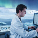 Учёный работает на компьютере в лаборатории, вид на Арктику и северное сияние.
