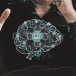 Человек управляет нейронной сетью искусственного интеллекта, изображение мозга и технологии.