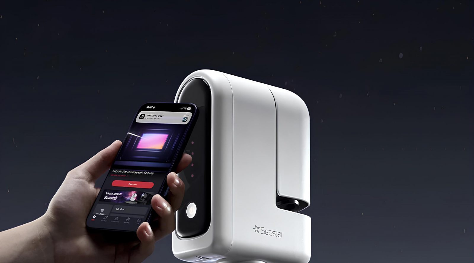 Смартфон управляет белым умным устройством Seestar в темной обстановке.