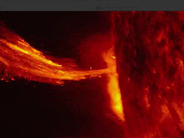 Извержение плазмы на поверхности Солнца, солнечная вспышка, космос, астрономия.