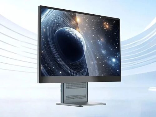 Монитор с изображением космоса и планеты в светлом интерьере.