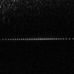Темное небо с яркой линией звезд, похожих на спутники, на фоне.