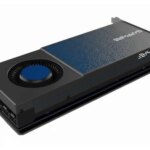 Видеокарта Sapphire с черно-синим корпусом, вид сбоку.