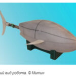 Робот в форме рыбы с хвостом на фоне голубого градиента.