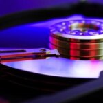 Жесткий диск в работе, техника, данные, хранение, компьютерные технологии, внутренние детали.