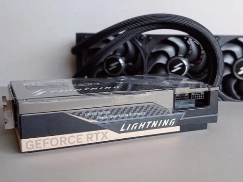 Видеокарта GeForce RTX Lightning на фоне системы охлаждения.