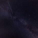 Звездное небо и Млечный Путь с метеором на ночном небе.